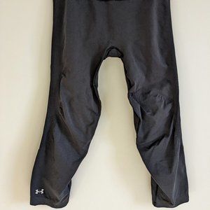Under Armour black women's capri length workout pants, size L